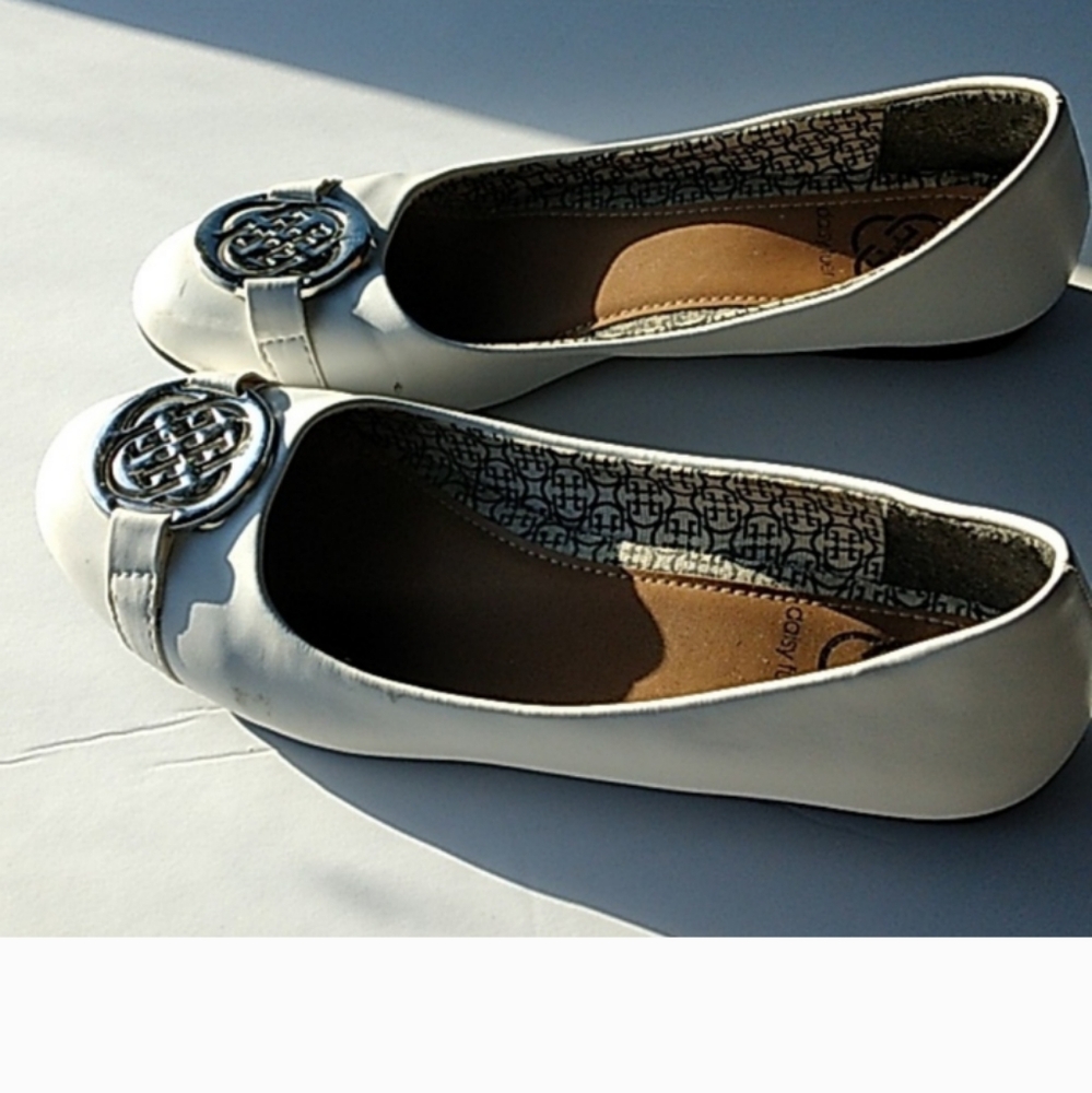 Daisy Fuentes signature slip-on flatsWhite Flats with Decorative Medallion